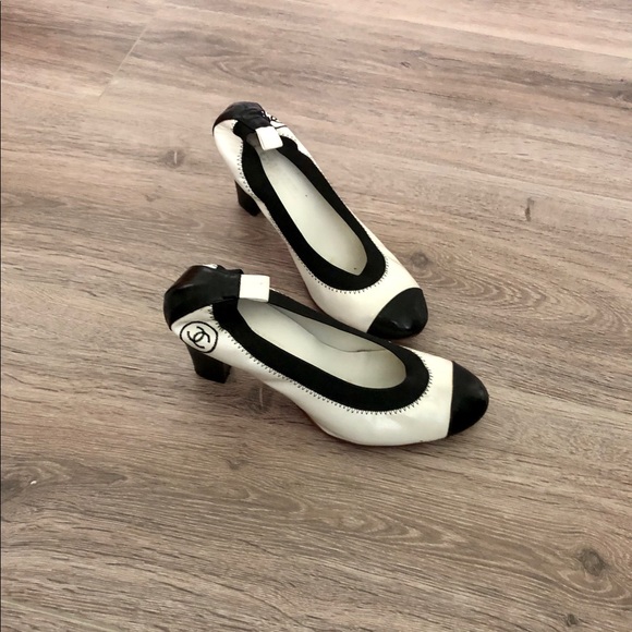 Authentic Chanel heels 👠 ❤️ - Picture 1 of 6